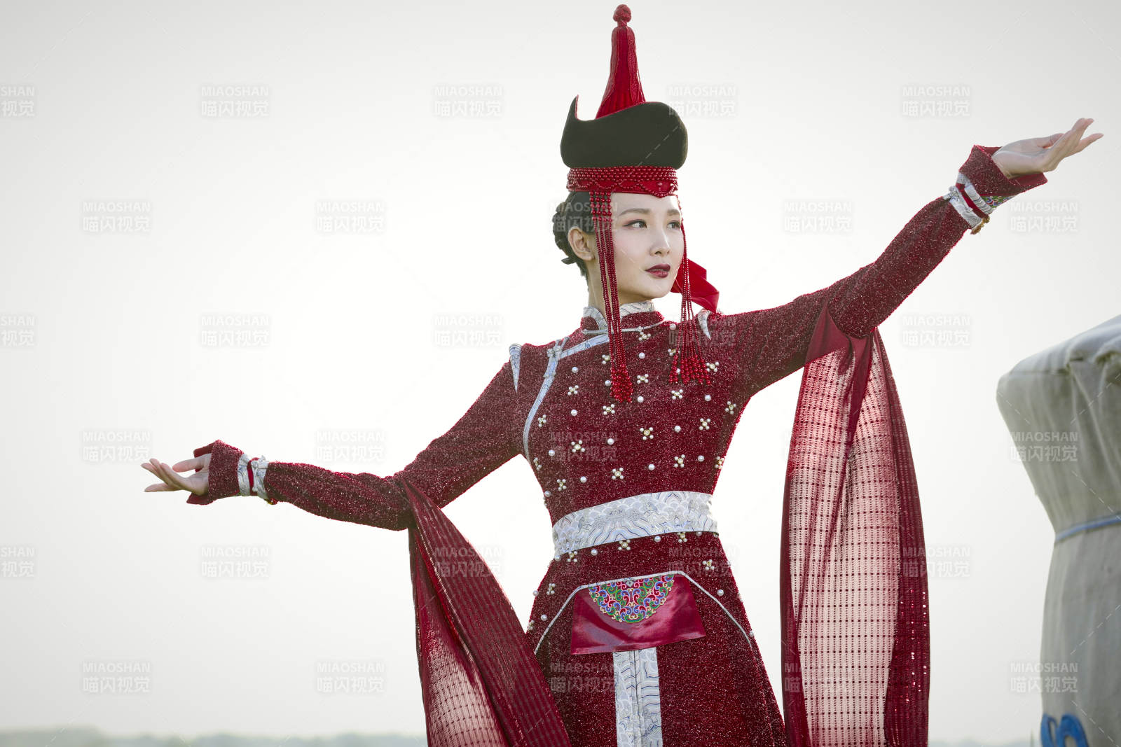 草原上穿著蒙古族傳統服飾的亞洲年輕美少女