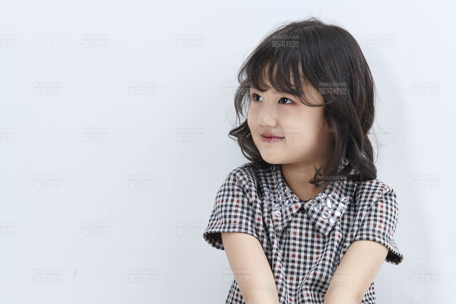 白色色背景的可愛的亞洲小女孩兒童