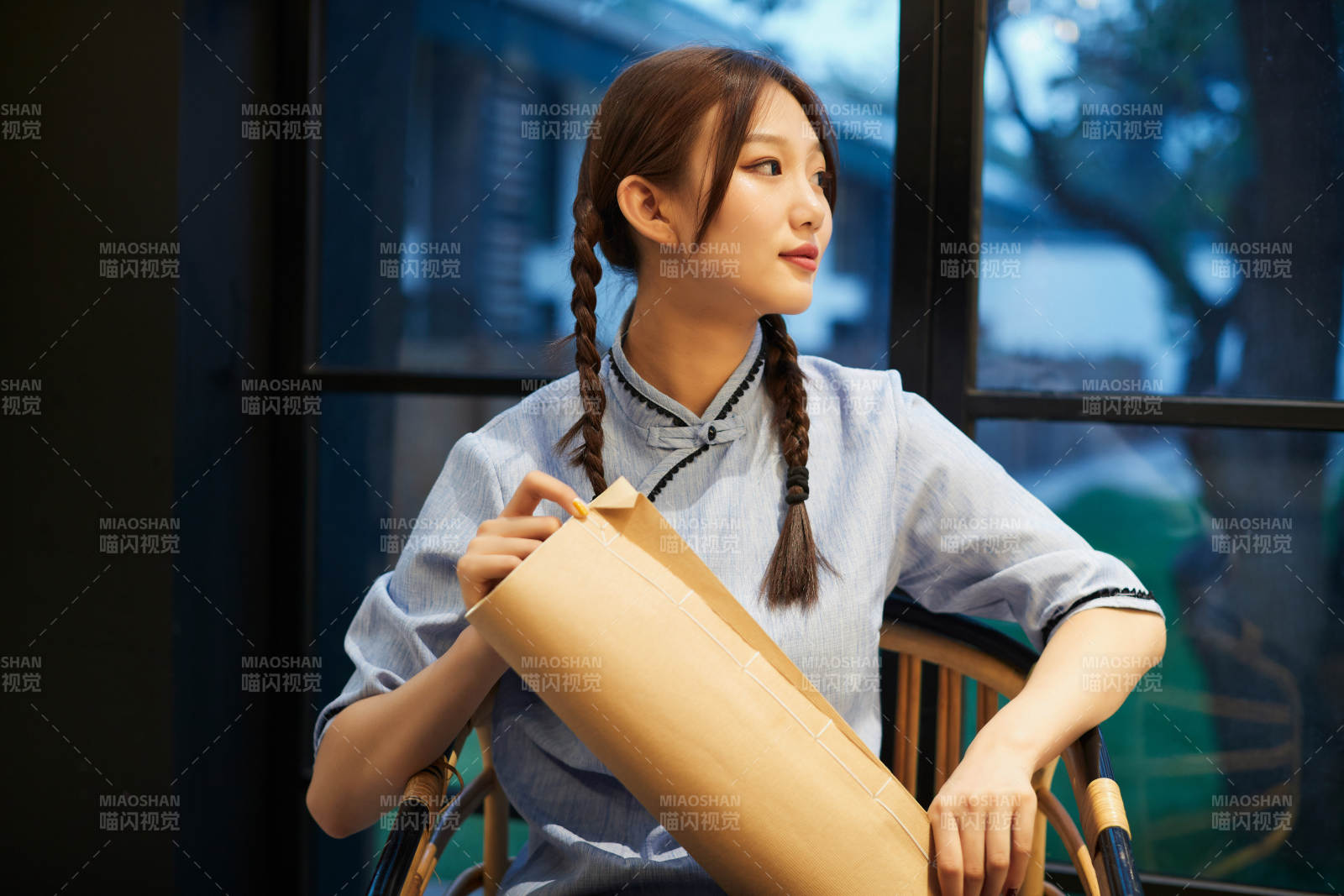 室內手拿老舊報紙的民國風少女