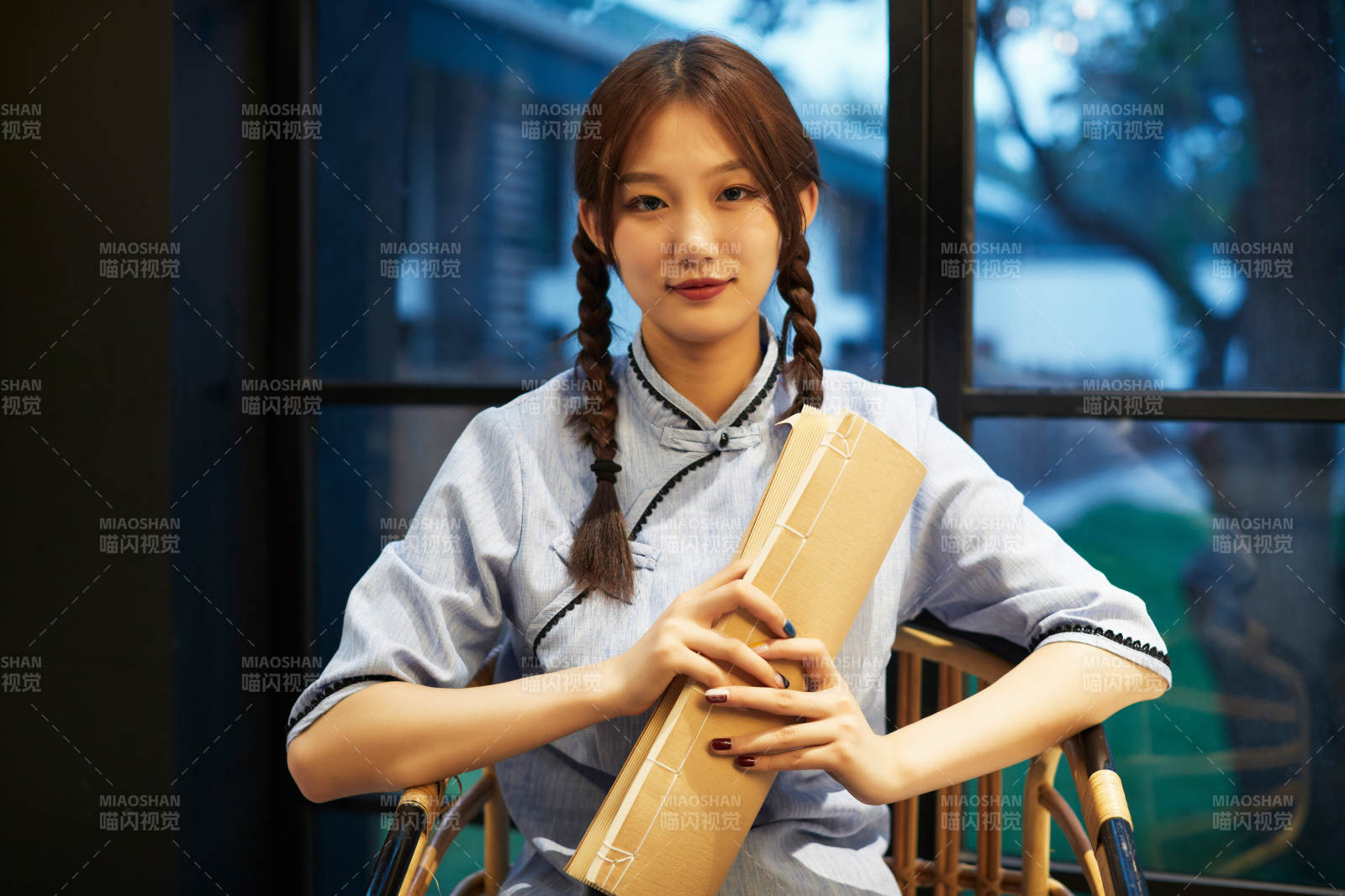 室內(nèi)手拿老舊報(bào)紙的民國(guó)風(fēng)少女