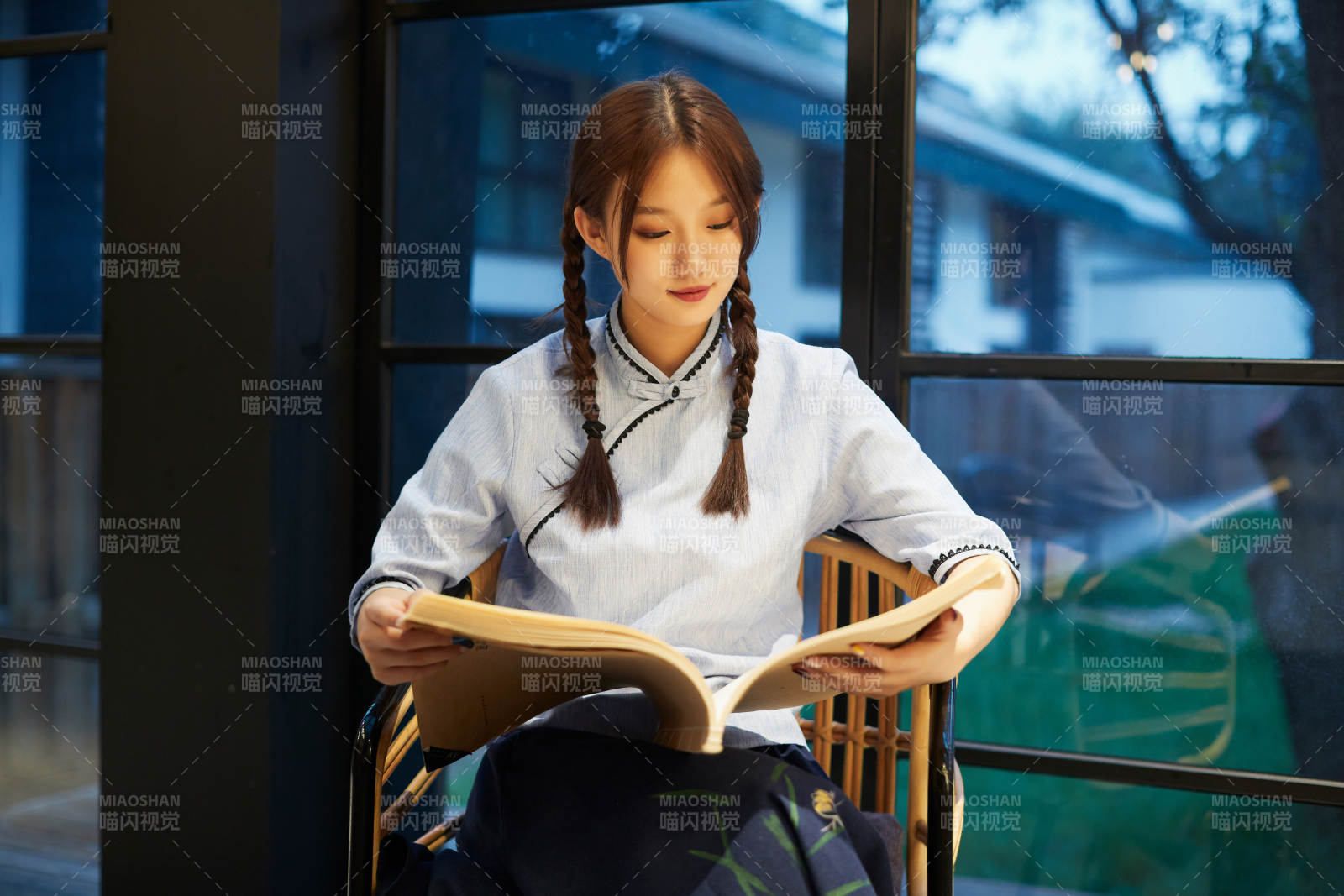 室內手拿老舊報紙的民國風少女