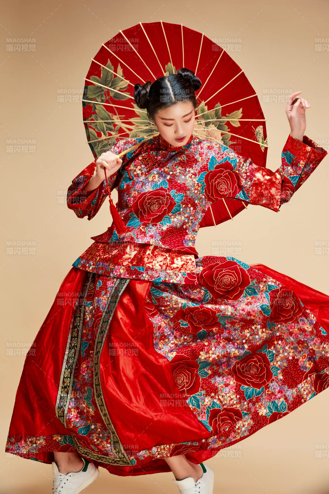 身穿中國(guó)秀禾服手撐油紙傘的亞洲女性模特