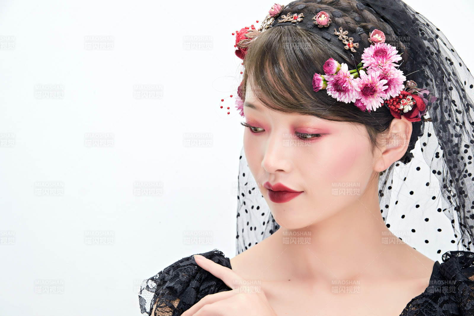 白色背景下的新娘彩妝美女人像