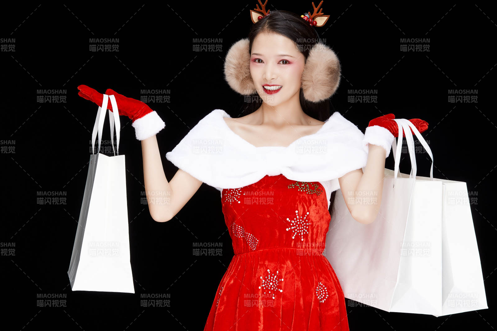 身穿圣誕服飾手提購物袋性感可愛的圣誕女郎