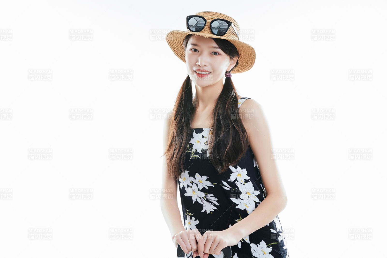 白色背景下準備出發旅行的美麗東方女大學生