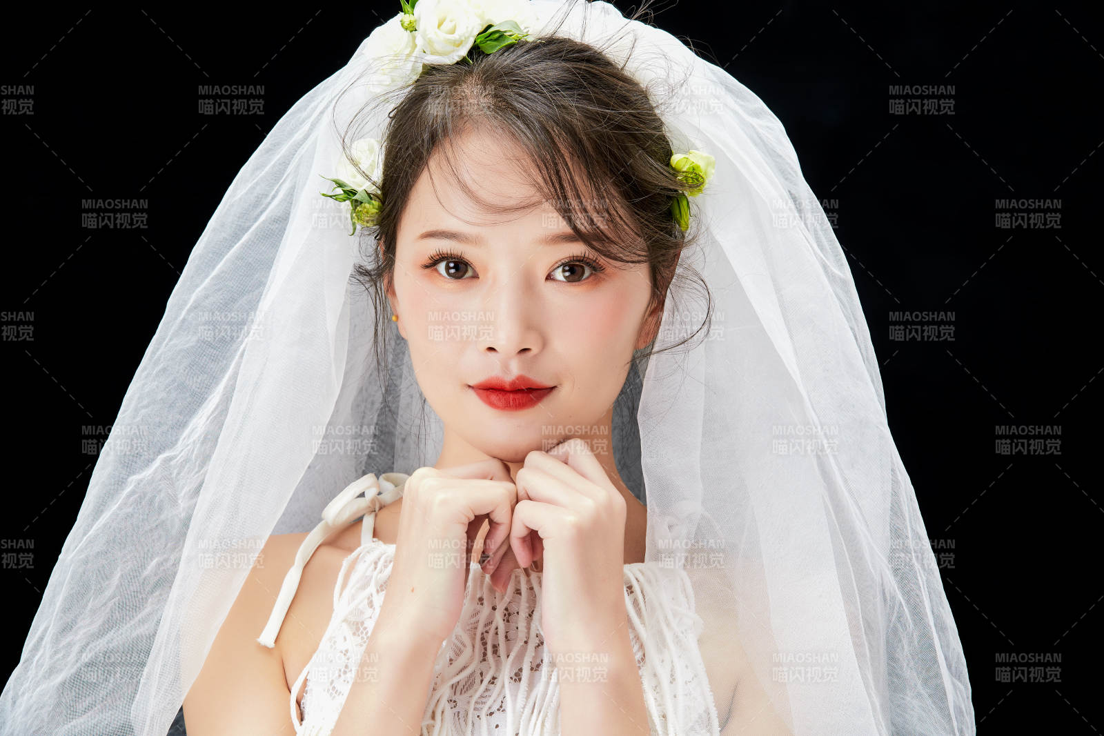 黑色背景下的美妝新娘彩妝人像