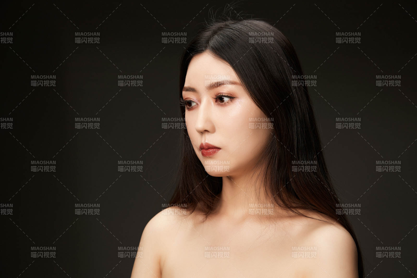 时尚亚洲女性婚纱妆面彩妆