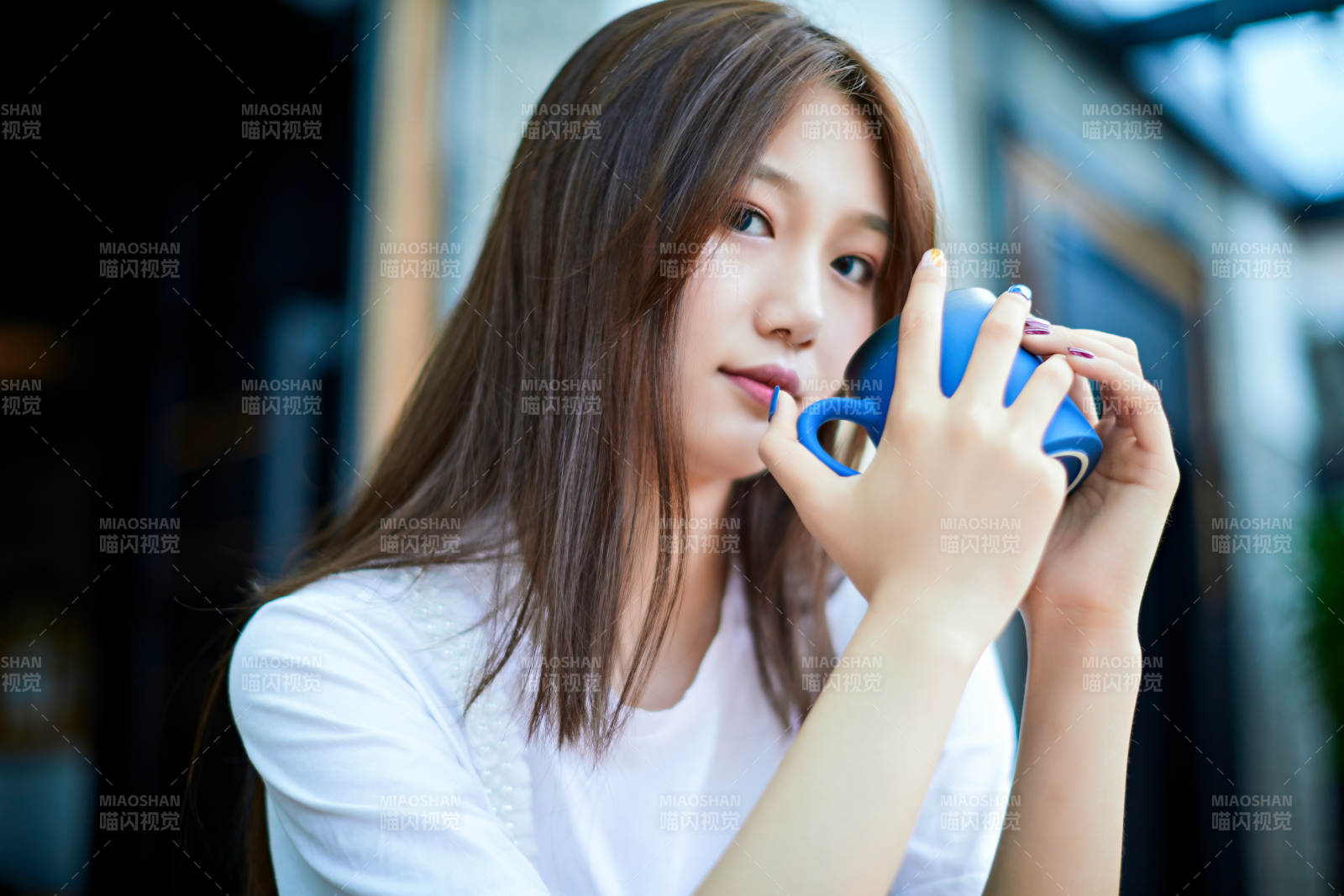 坐在咖啡圖書館吃東西的可愛少女