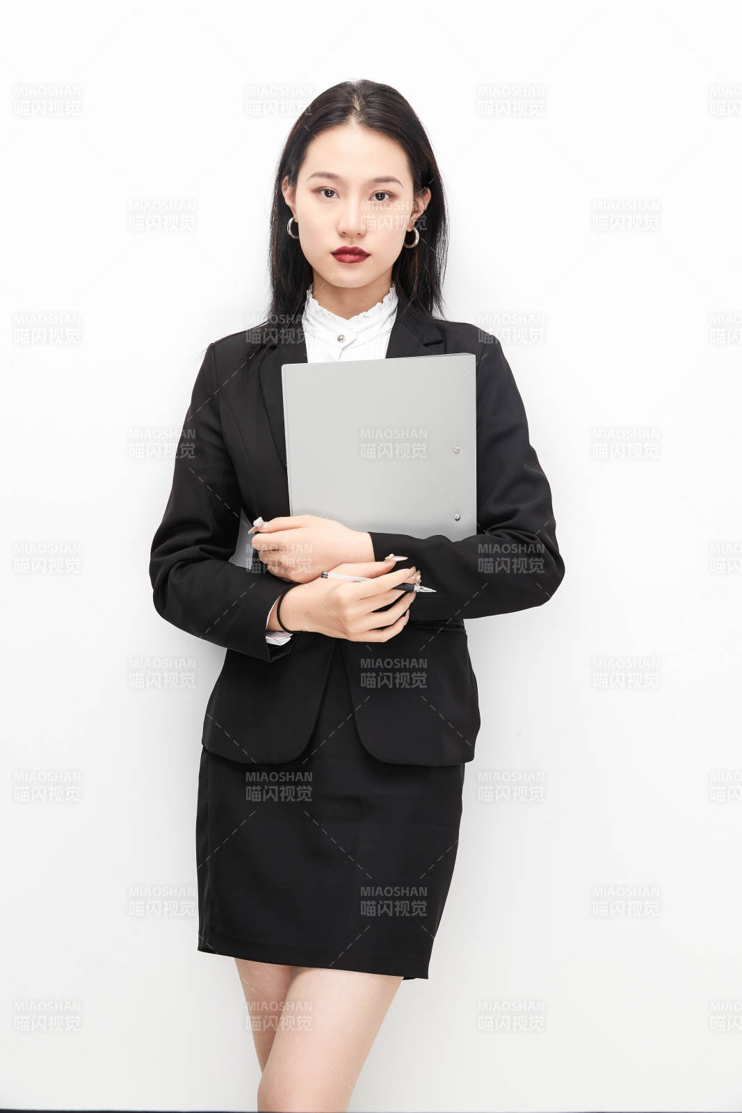 身穿西服拿著文件夾的美麗商務(wù)女士
