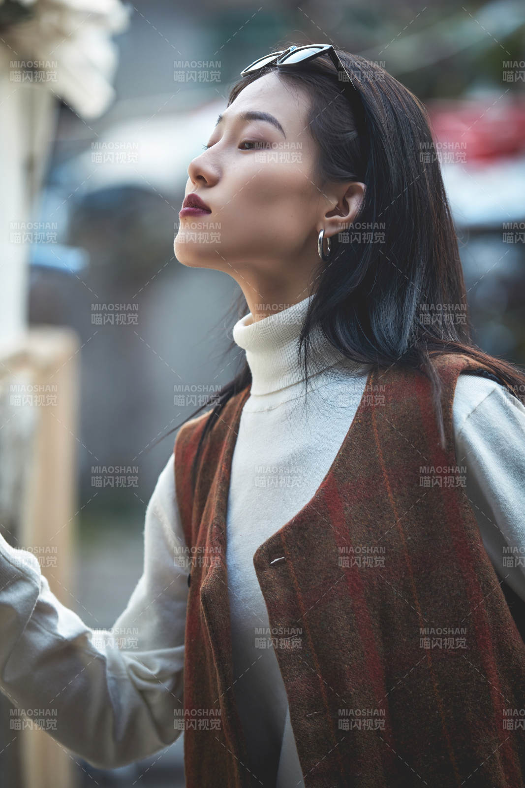 老舊城區(qū)里穿著復(fù)古港風(fēng)的美麗清純少女