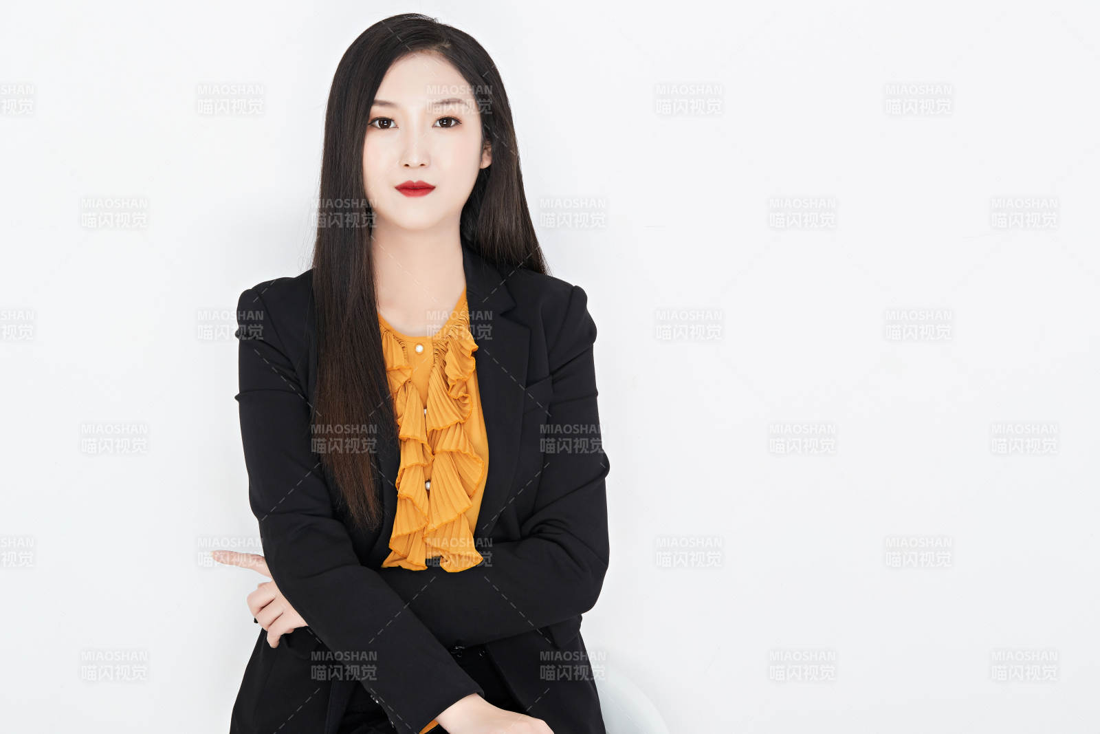 白色背景下的美麗商務女性肖像