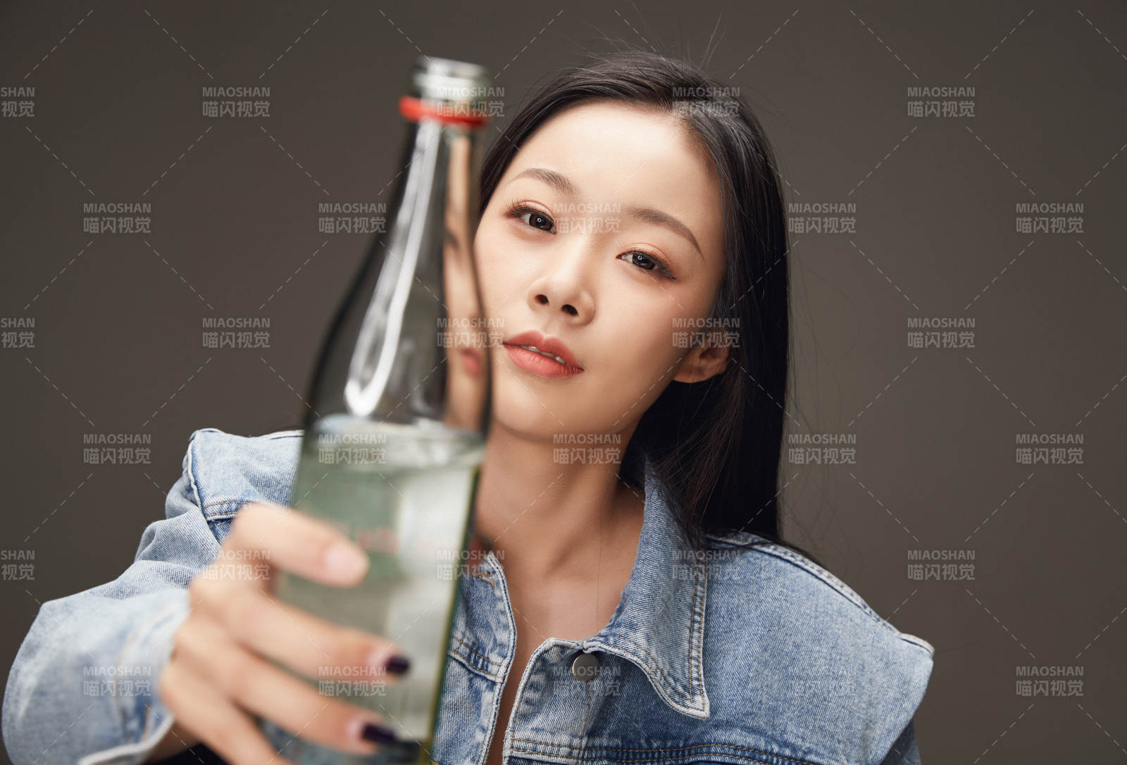 黑色背景里的亞洲美女面部特寫醫美整容