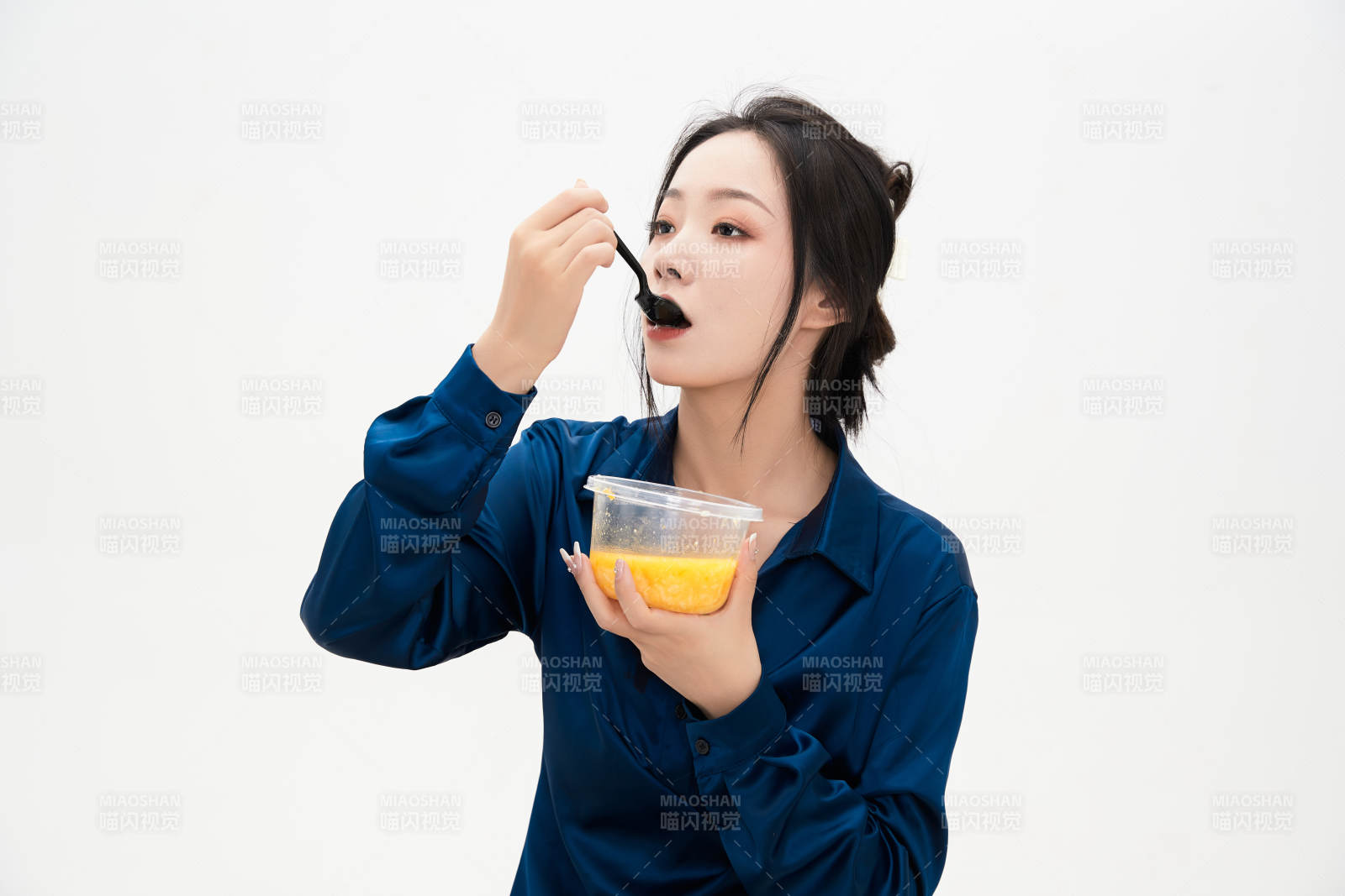 大吃特吃的亞洲可愛(ài)少女人像