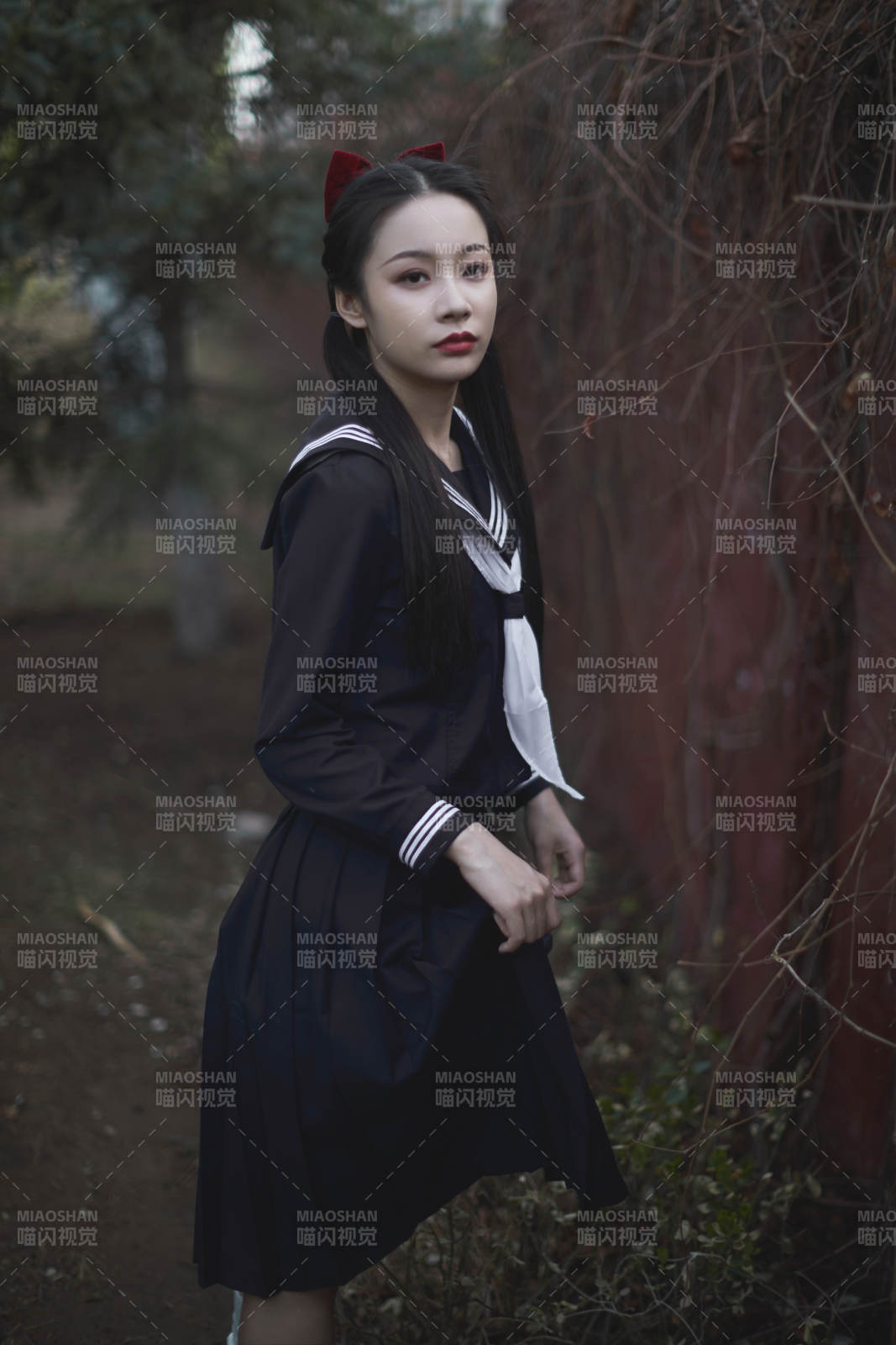 日系戶外公園穿jk校服的少女