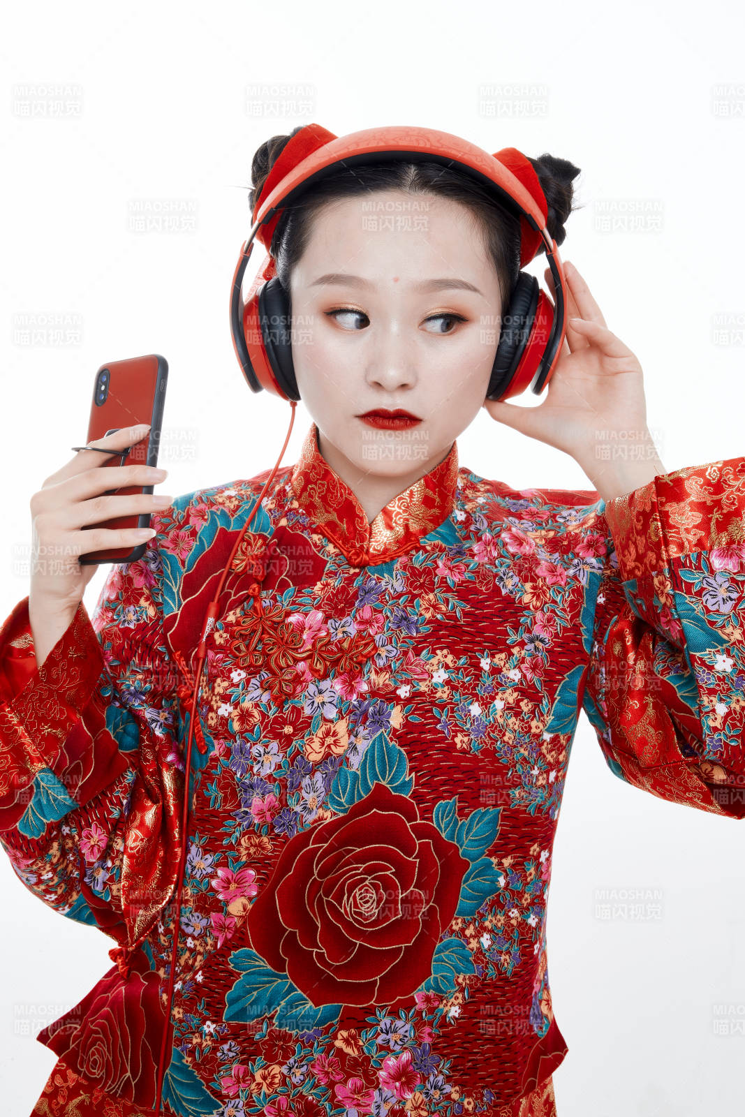 身穿中國傳統服飾的青年女性