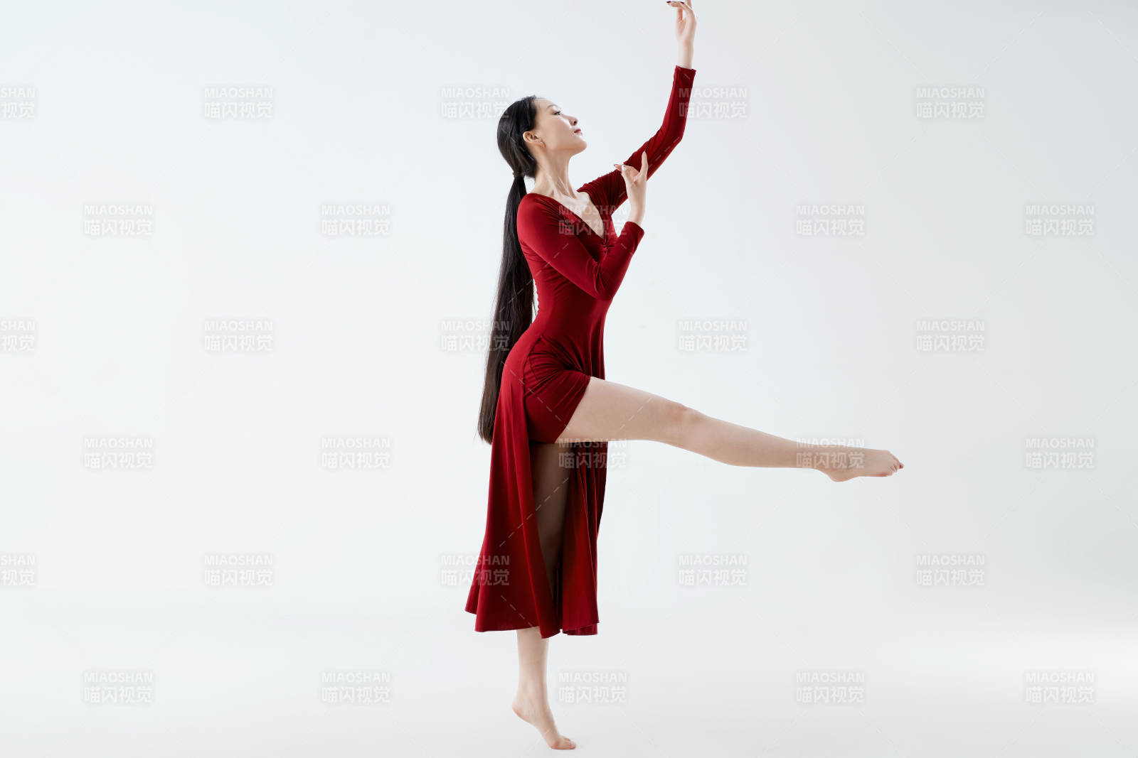 穿著紅色長裙翩翩起舞的少女