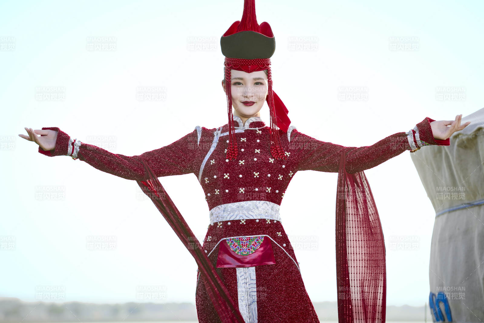 草原上穿著蒙古族傳統服飾的亞洲年輕美少女