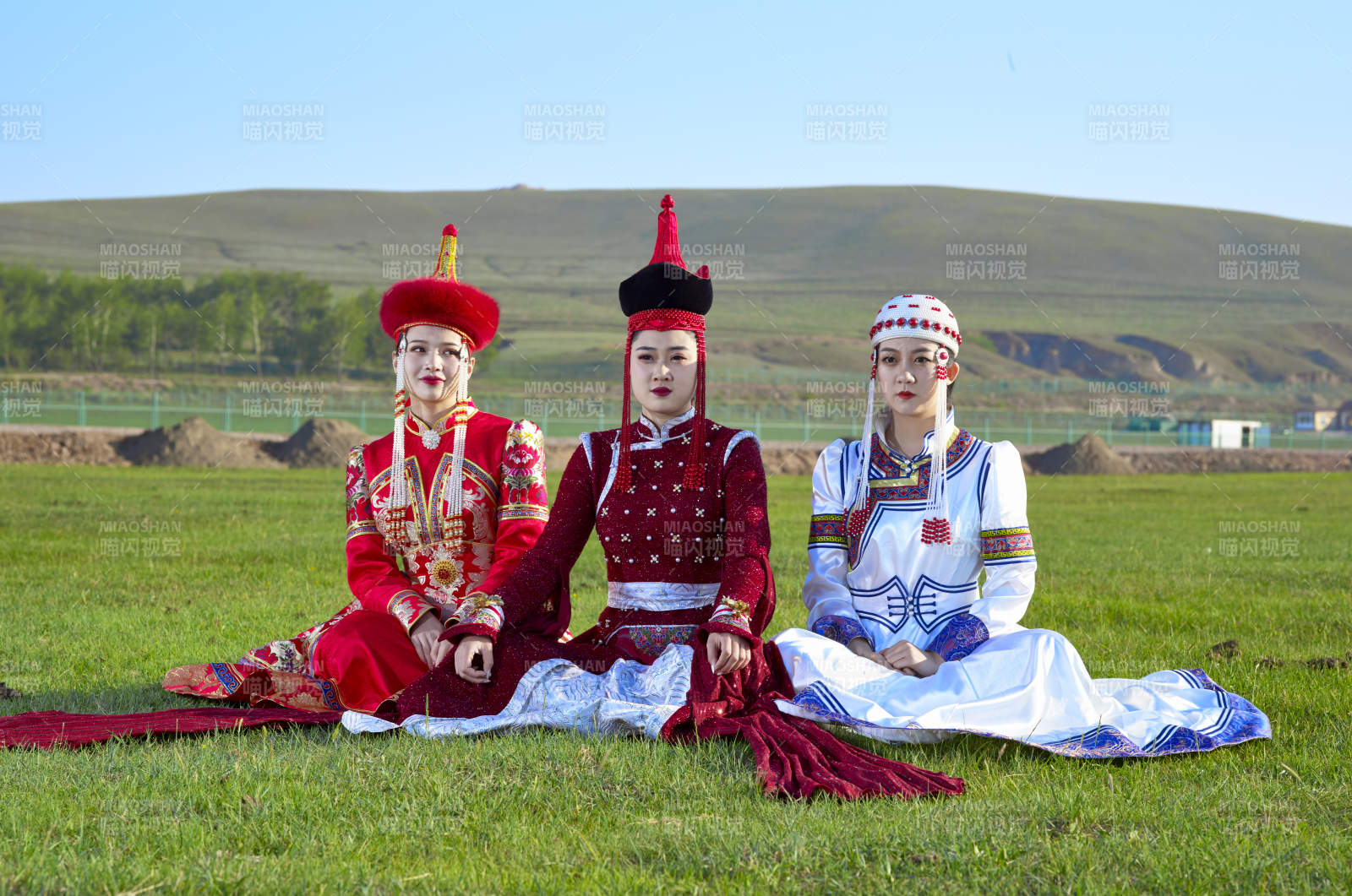 草原上穿著蒙古族傳統服飾的亞洲年輕美少女