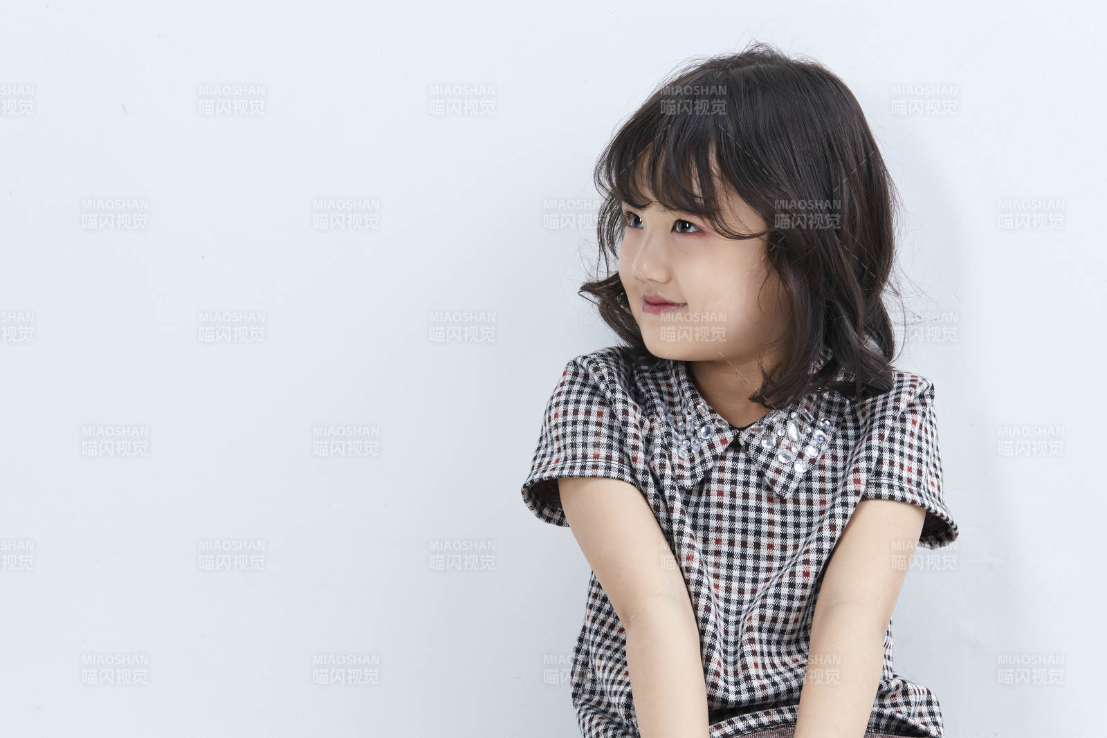 白色色背景的可愛的亞洲小女孩兒童