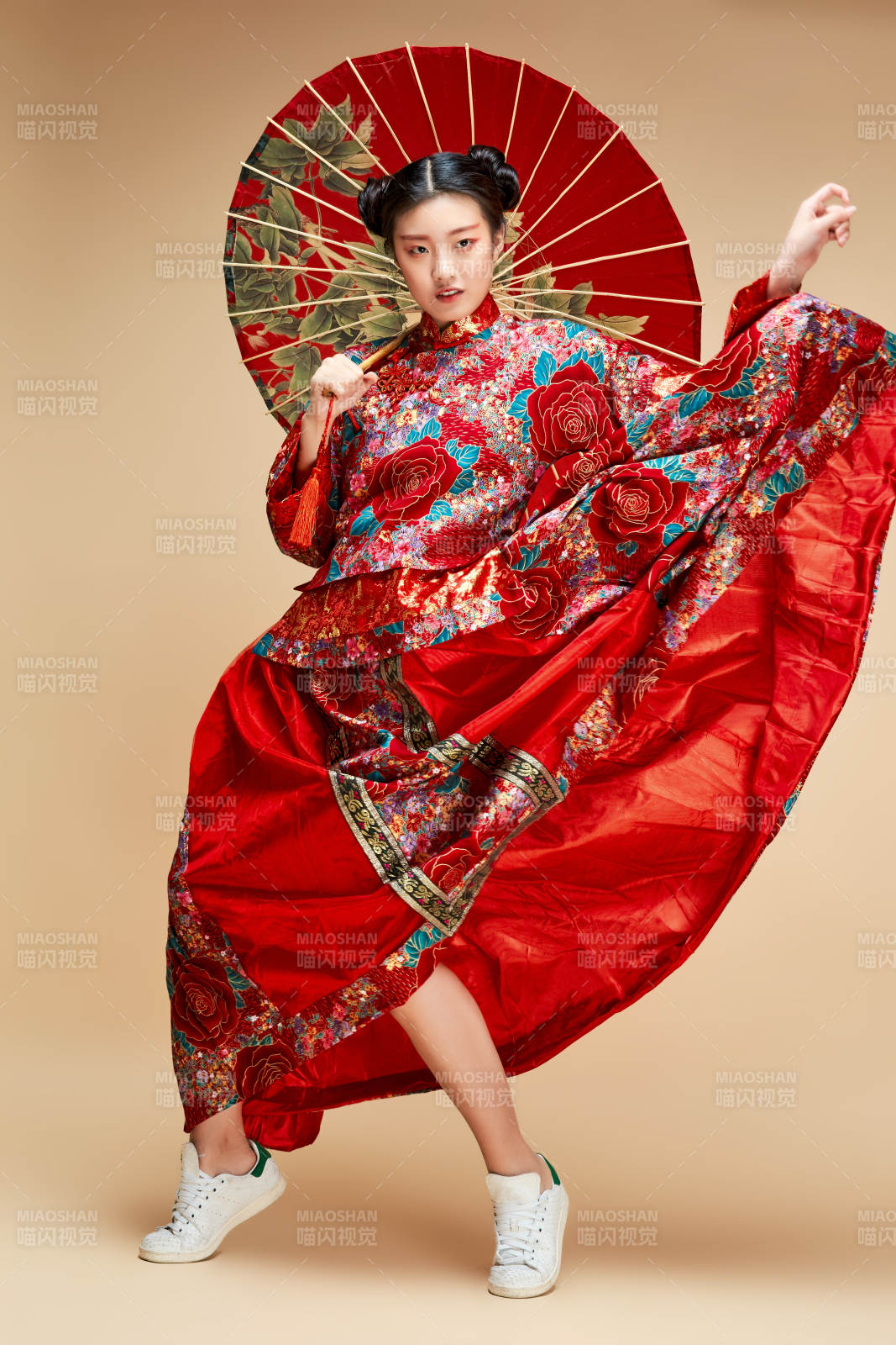 身穿中國秀禾服手撐油紙傘的亞洲女性模特