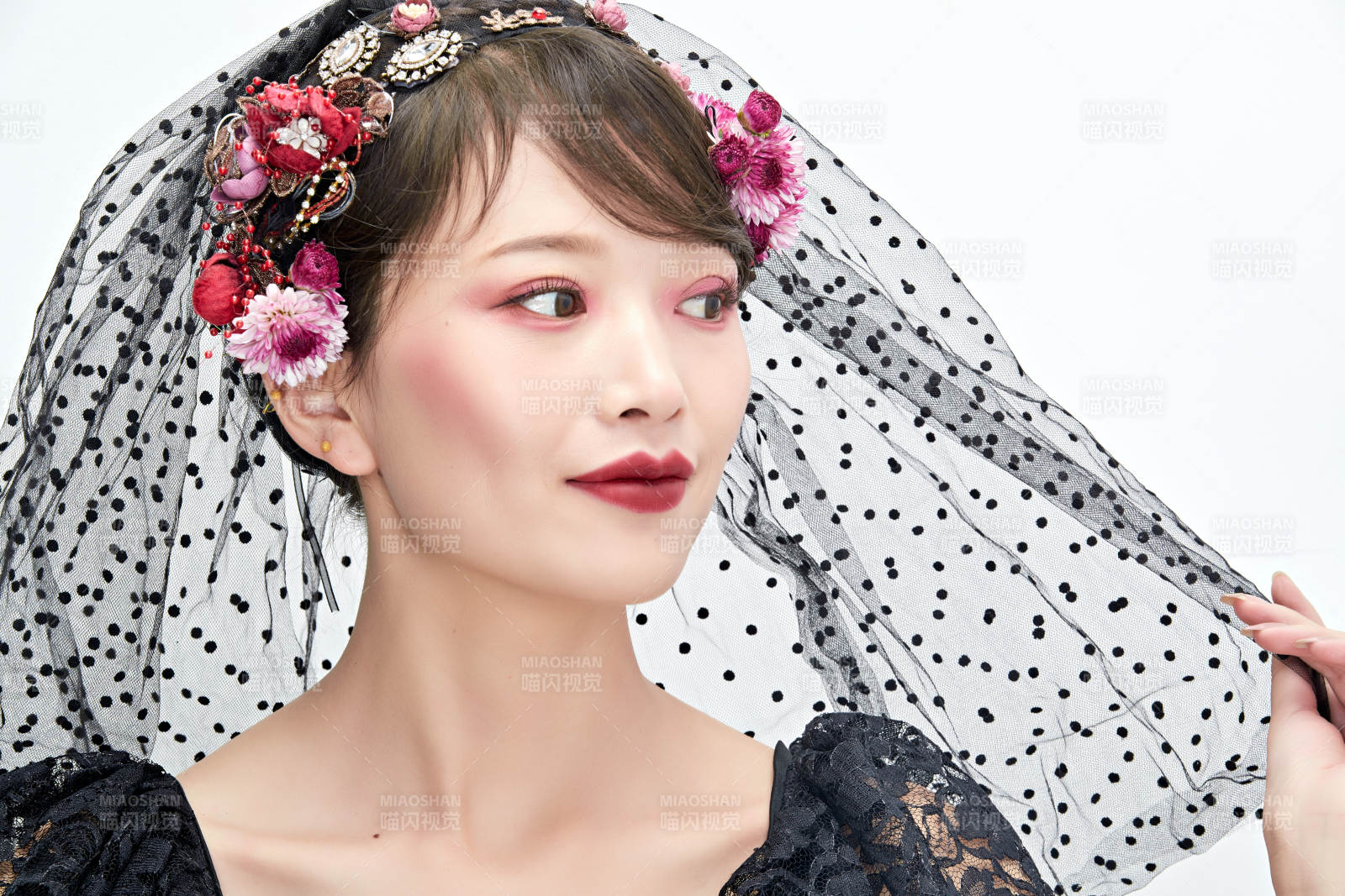 白色背景下的新娘彩妝美女人像