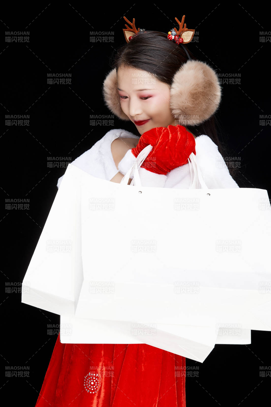 身穿圣誕服飾手提購(gòu)物袋性感可愛(ài)的圣誕女郎