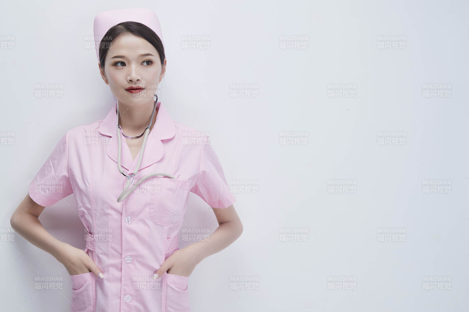 身穿粉色護士服佩戴聽診器的女性醫護人員