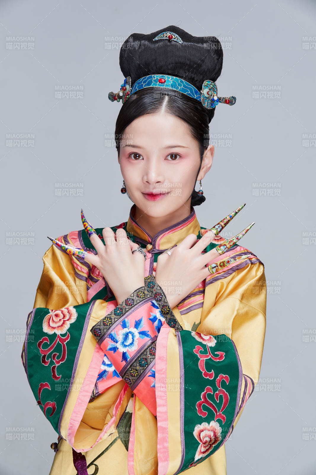 白色背景下的清代女性古裝造型清朝古裝