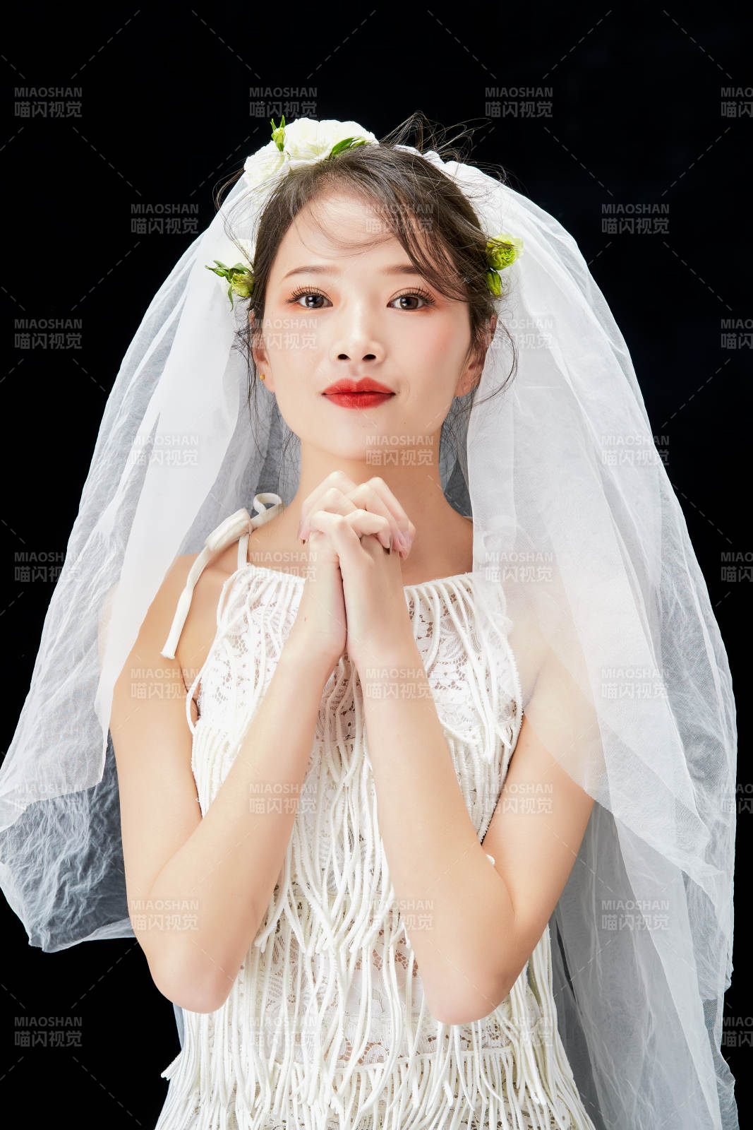 黑色背景下的美妝新娘彩妝人像