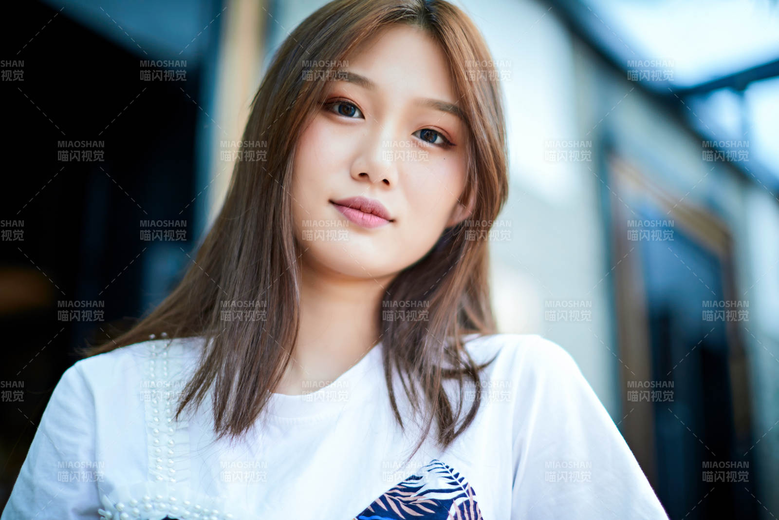 坐在咖啡圖書館吃東西的可愛少女