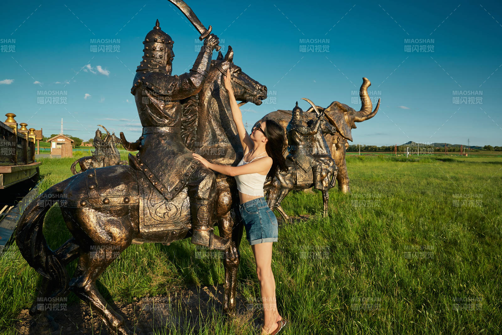 草原濕地公園游玩拍照的亞洲少女