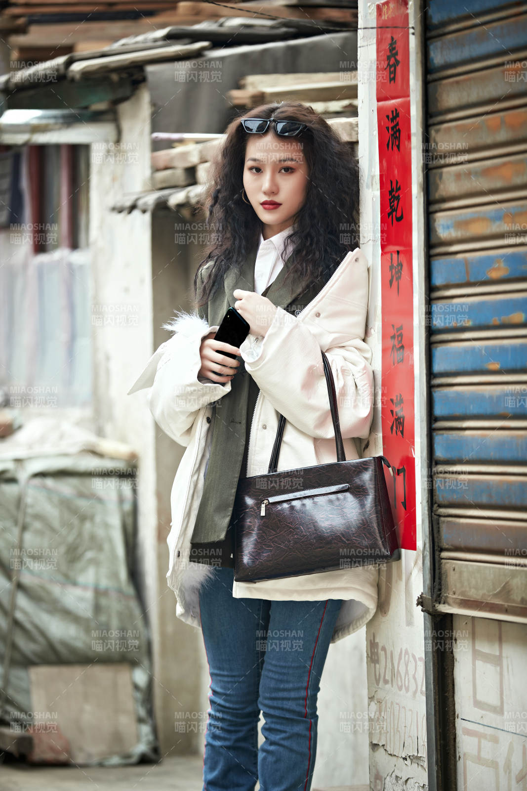 老舊城區里穿著復古港風的美麗清純少女