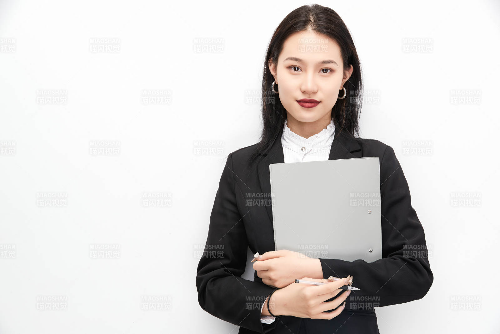 身穿西服拿著文件夾的美麗商務(wù)女士