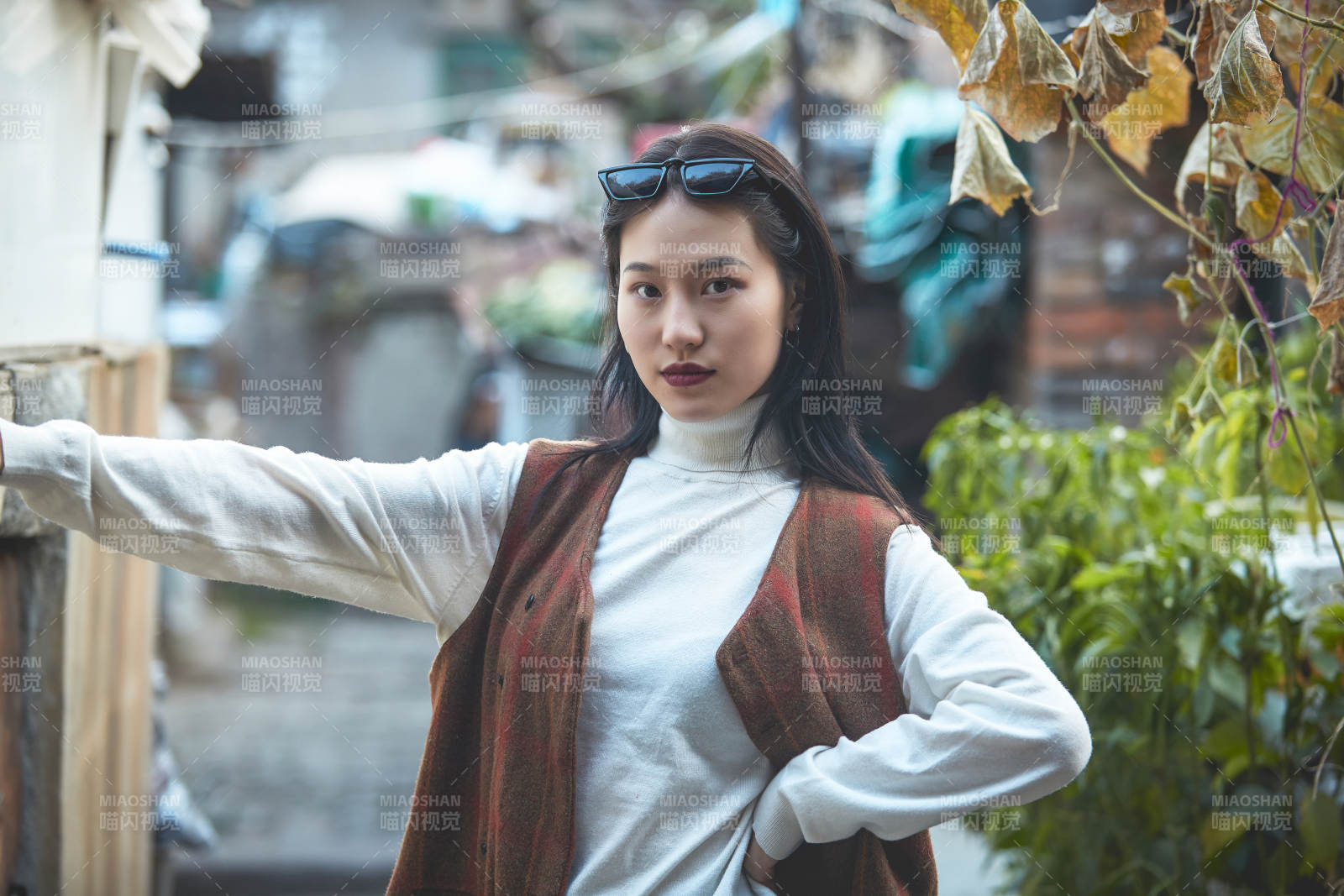 老舊城區里穿著復古港風的美麗清純少女