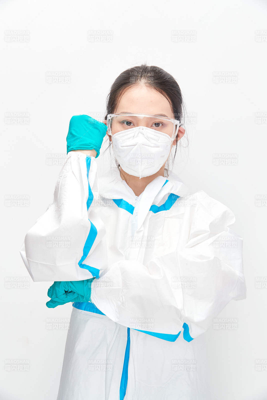 穿白色防護服佩戴護目鏡口罩的女性醫療人員