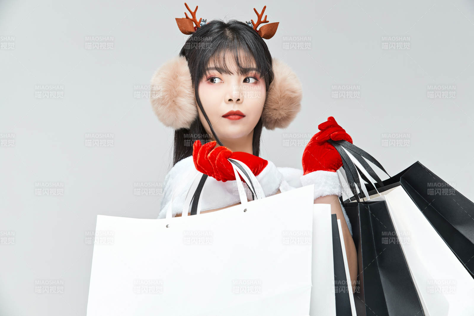 身穿圣誕服飾手提購物袋性感可愛的圣誕女郎