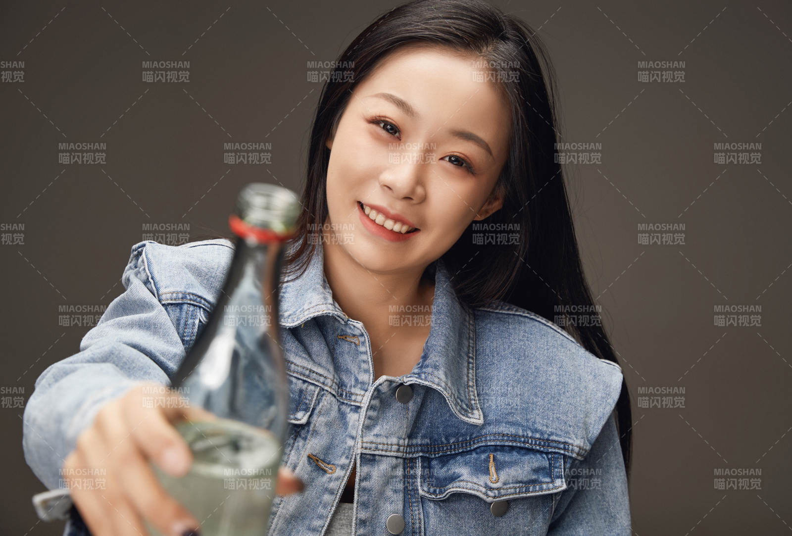 黑色背景里的亞洲美女面部特寫醫(yī)美整容