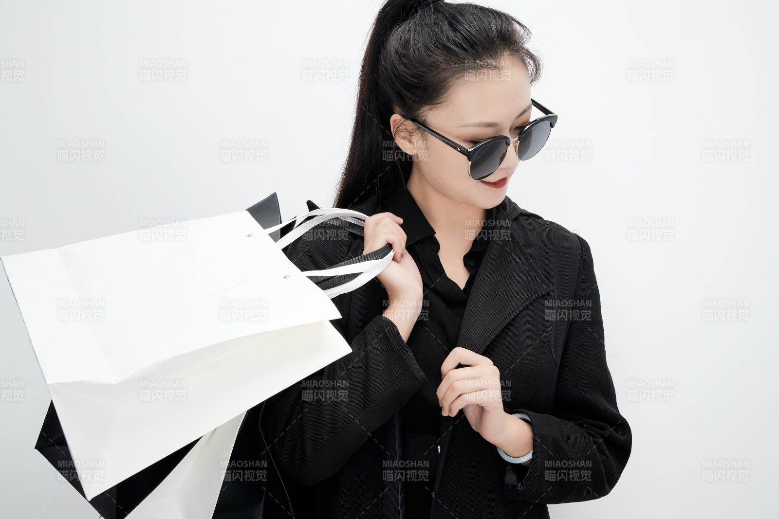 白色背景下手提購物袋時尚美麗的亞洲少女