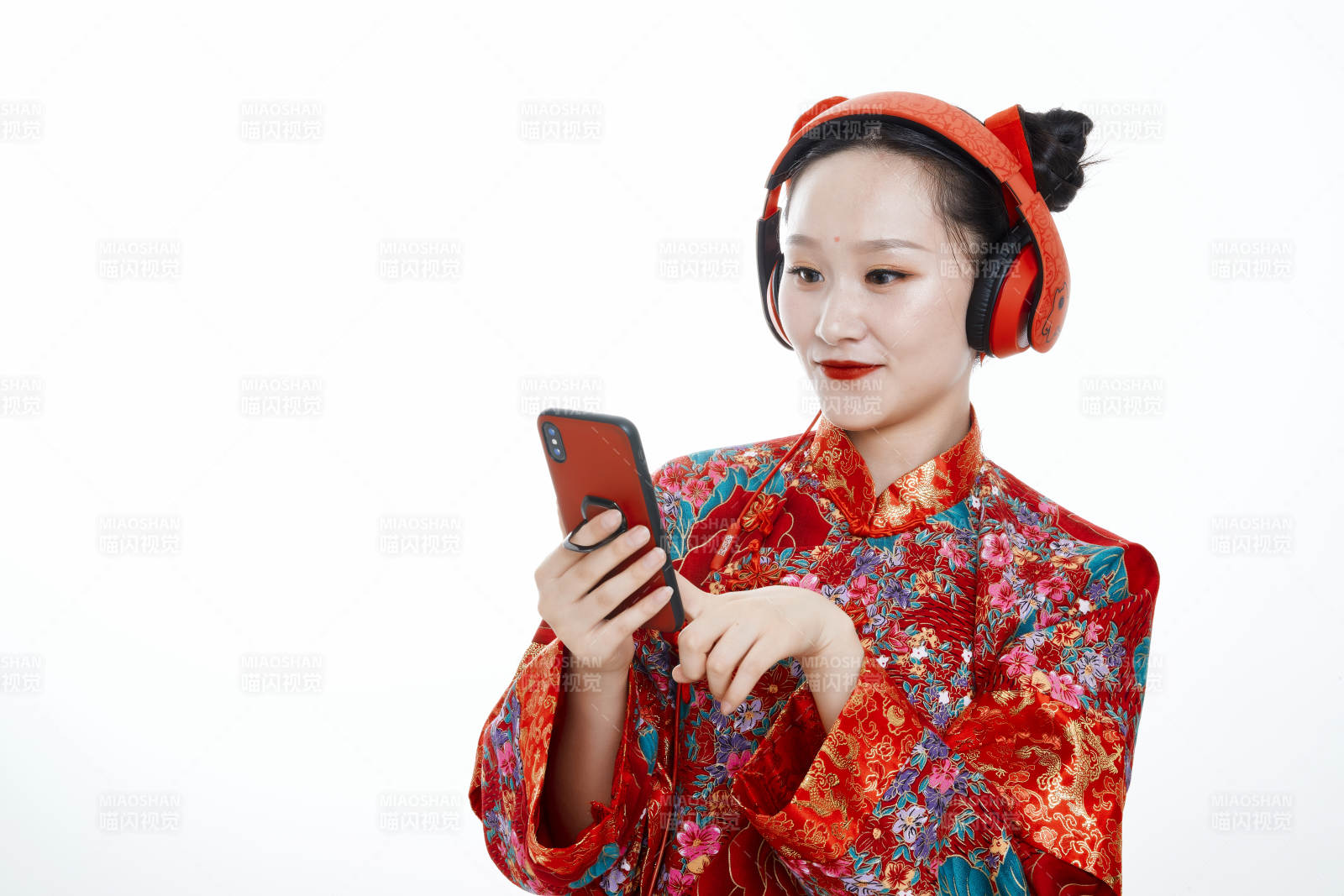 身穿中國傳統服飾的青年女性