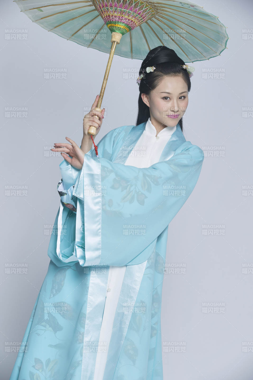 身穿古裝的漢服女性人像漢服影棚拍攝