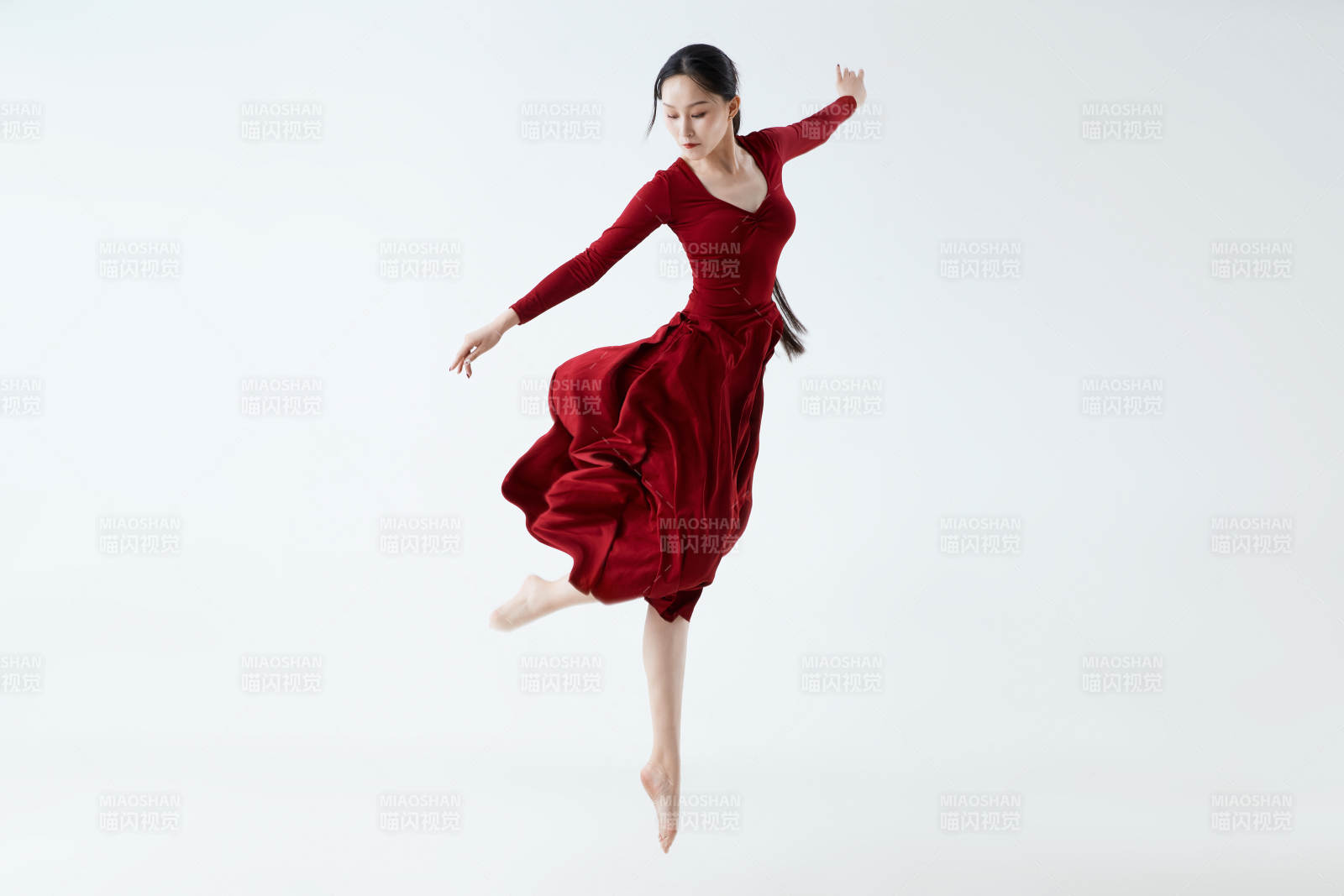 穿著紅色長裙翩翩起舞的少女