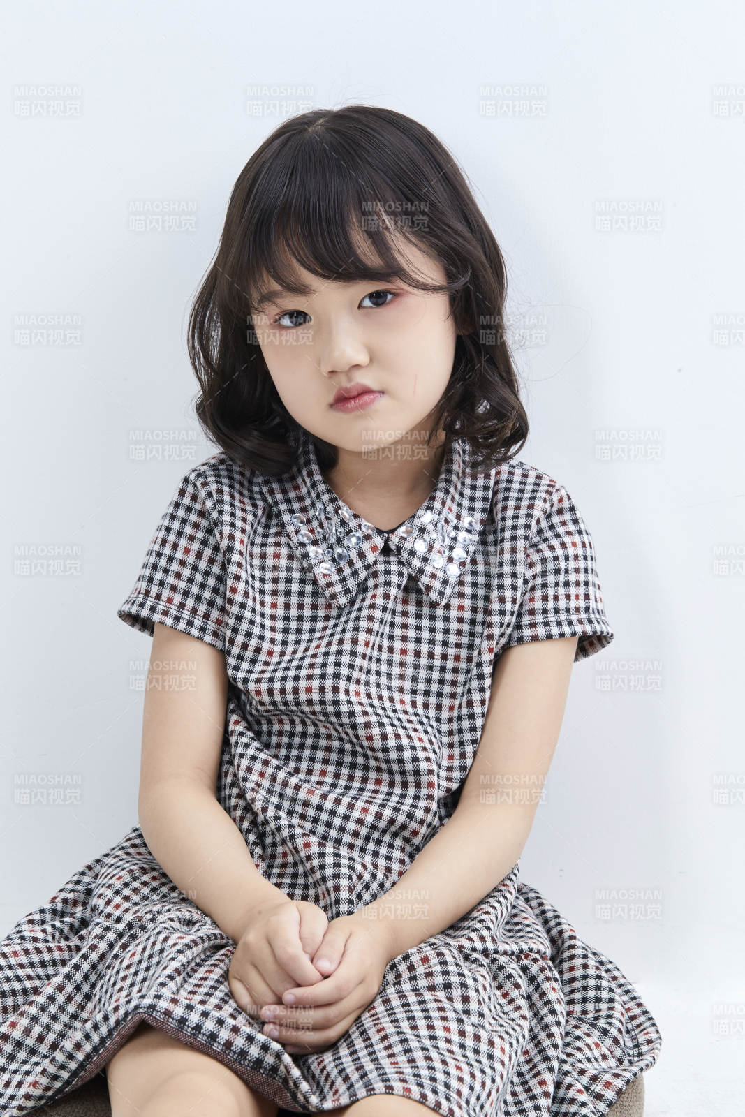 白色色背景的可愛的亞洲小女孩兒童