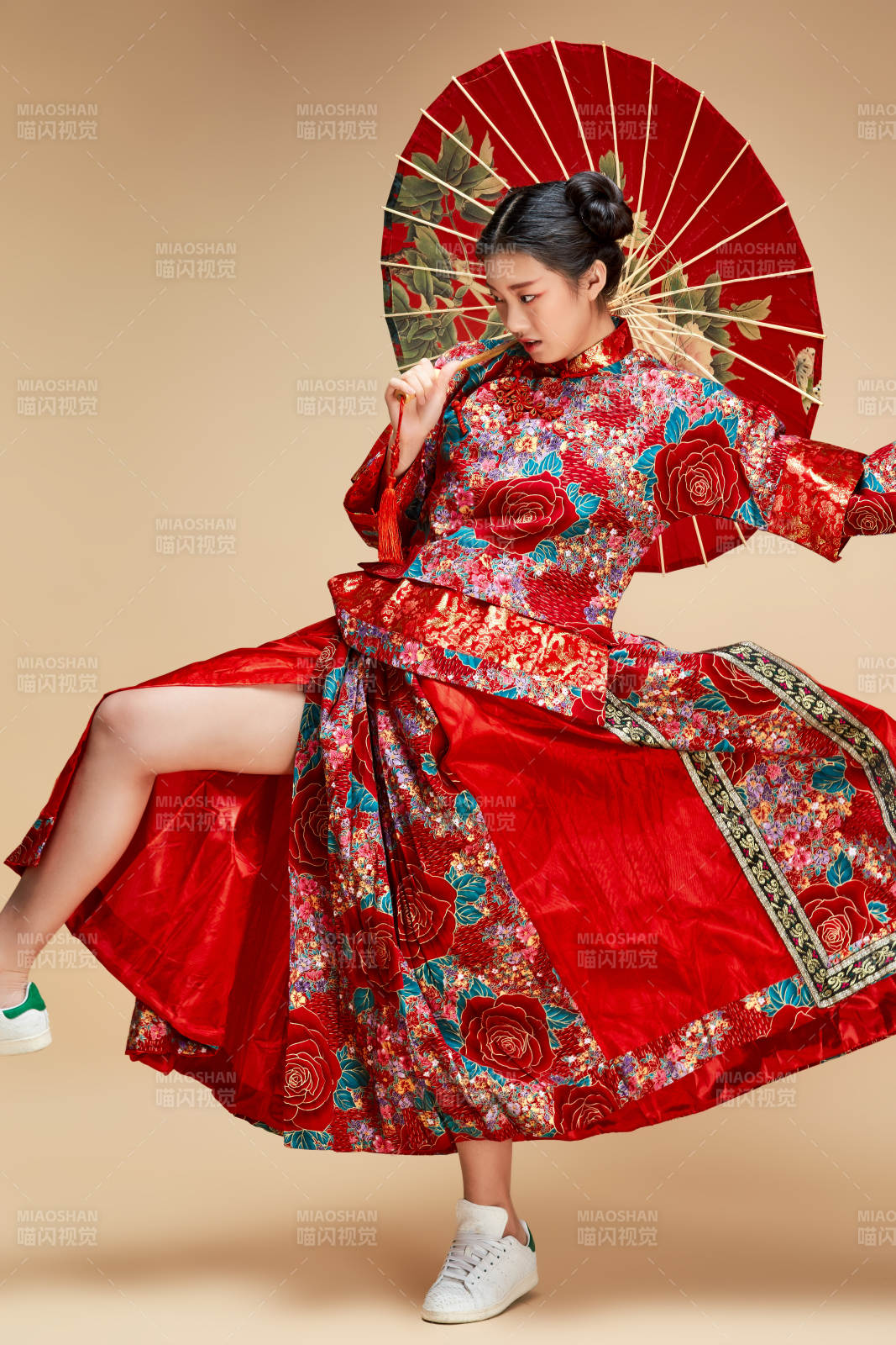 身穿中國秀禾服手撐油紙傘的亞洲女性模特