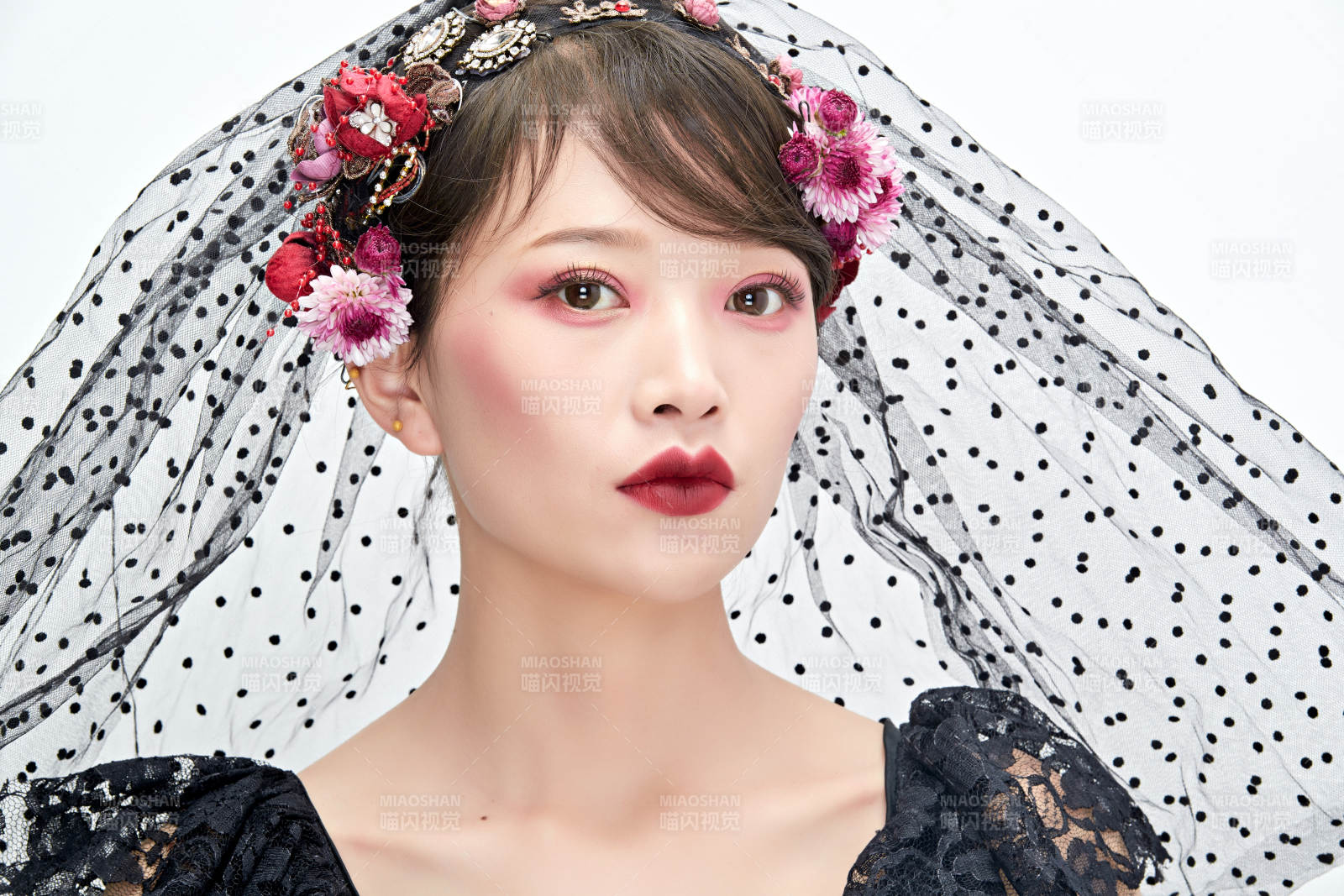 白色背景下的新娘彩妝美女人像