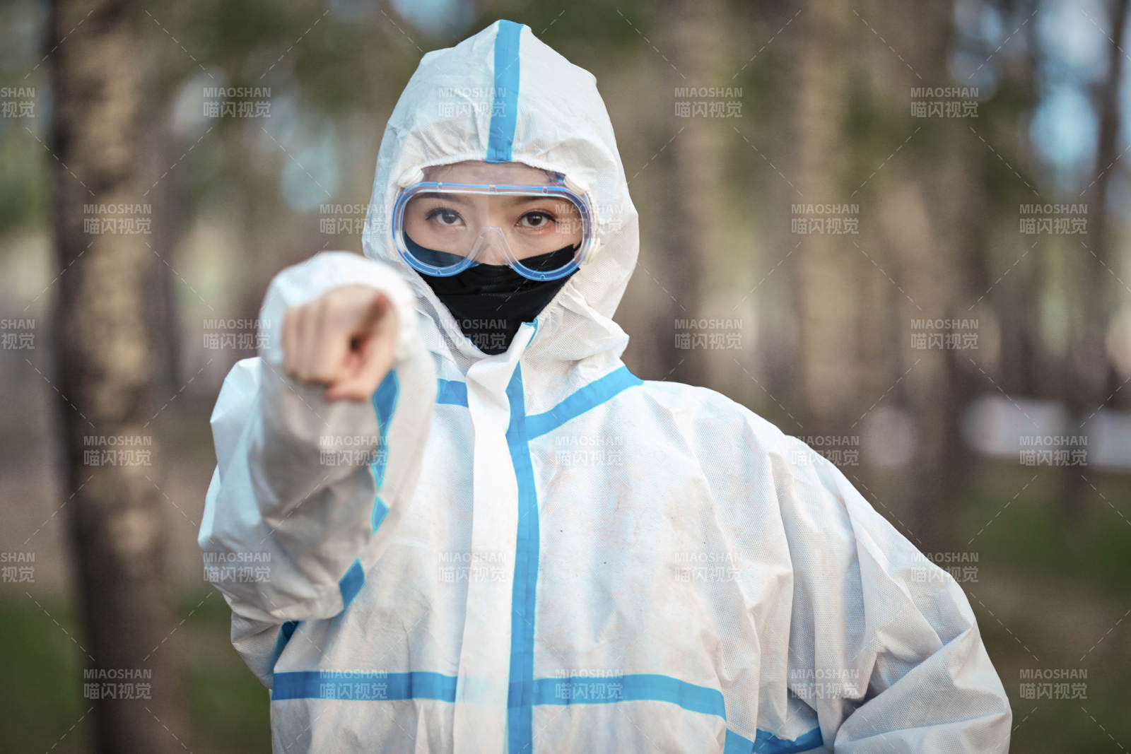 穿白色防護(hù)服佩戴護(hù)目鏡口罩的女性防護(hù)人員