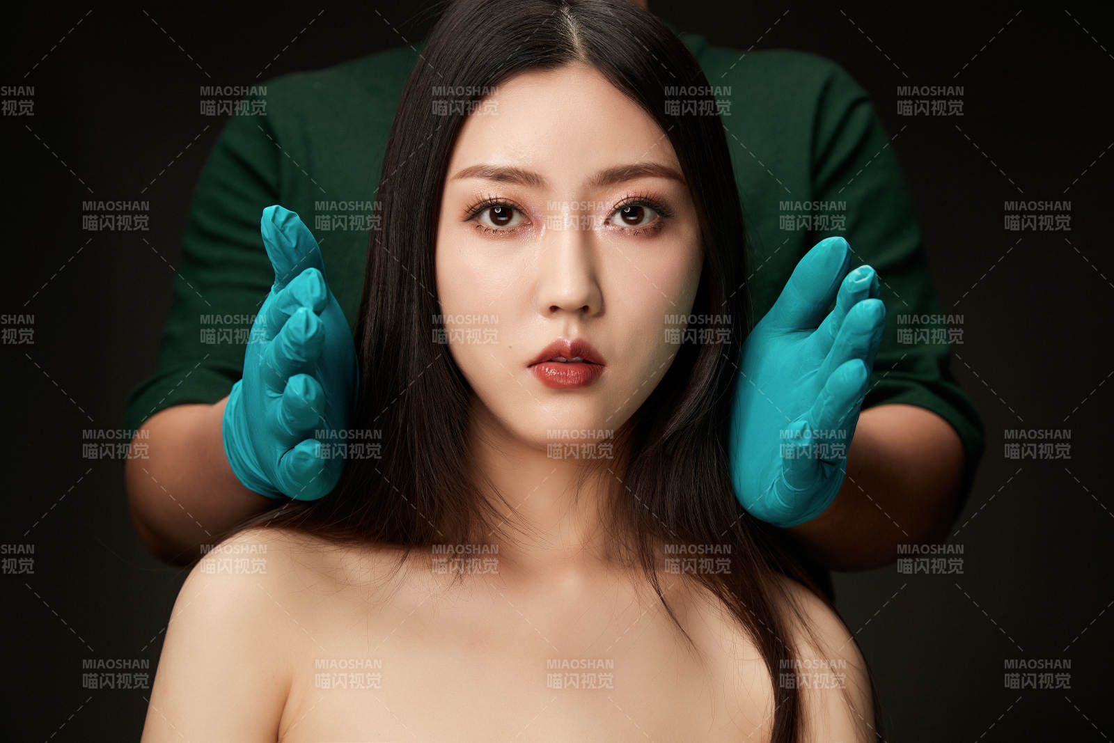 黑色背景里的亞洲美女面部特寫醫美整容