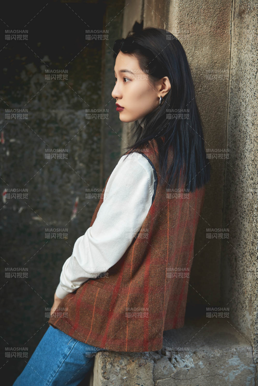 老舊城區里穿著復古港風的美麗清純少女