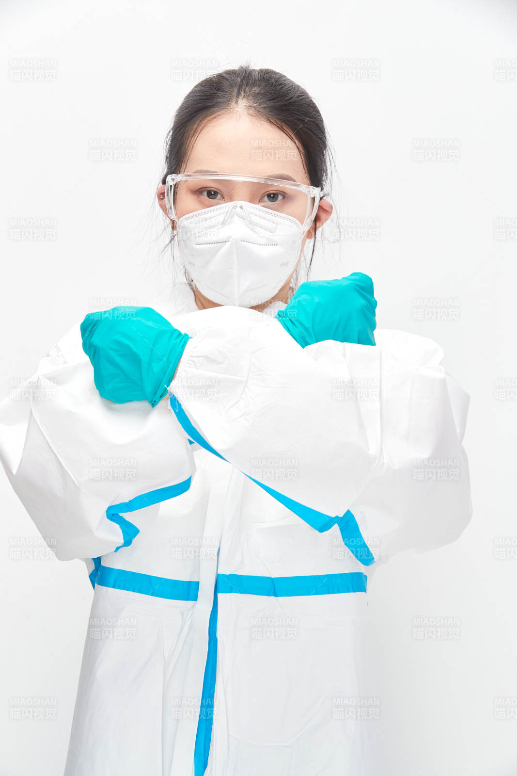 穿白色防護(hù)服佩戴護(hù)目鏡口罩的女性醫(yī)療人員