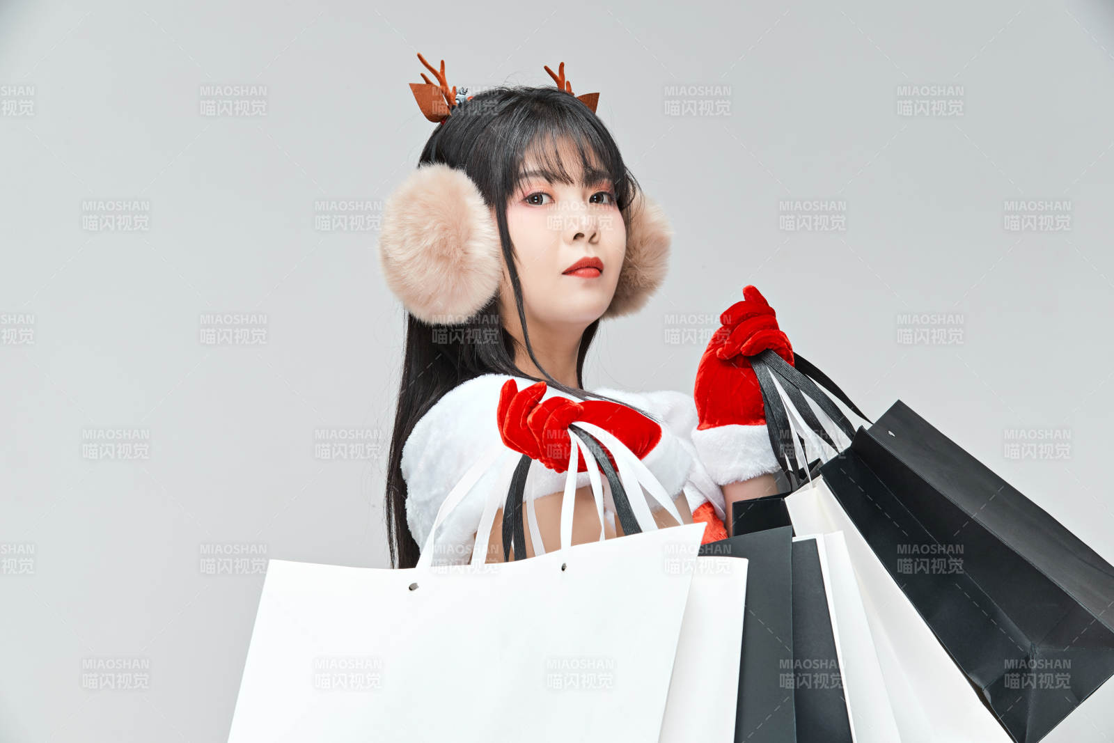 身穿圣誕服飾手提購物袋性感可愛的圣誕女郎