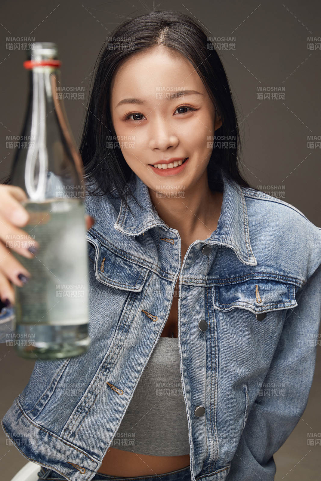 黑色背景里的亞洲美女面部特寫醫美整容